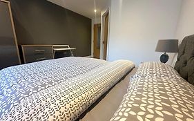Silver Bay Apartment- Central, Private Parking, Fast Wifi